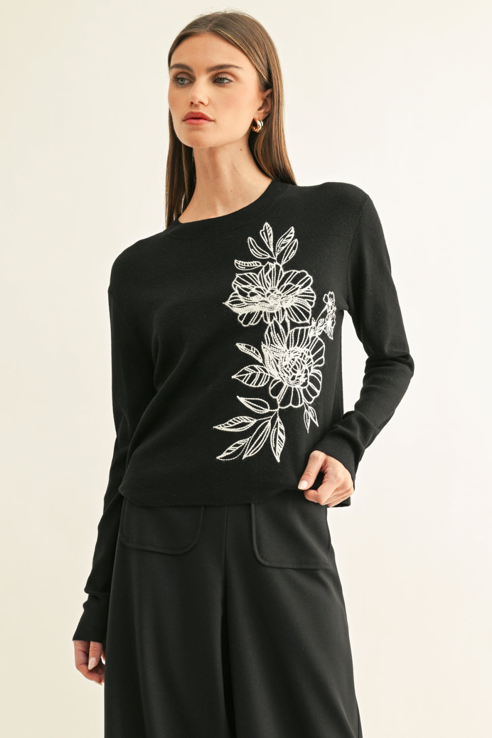 ITZEL FLORAL EMBROIDERY KNIT TOP F268WT6207_BLACK/IVORY